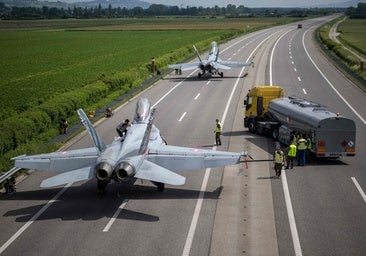Suiza entrena a sus Fuerza Aérea en aterrizajes de emergencia en autopistas ante el creciente temor a una guerra con Rusia
