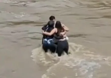 El último abrazo de tres amigos antes de morir ahogados en un río en Italia