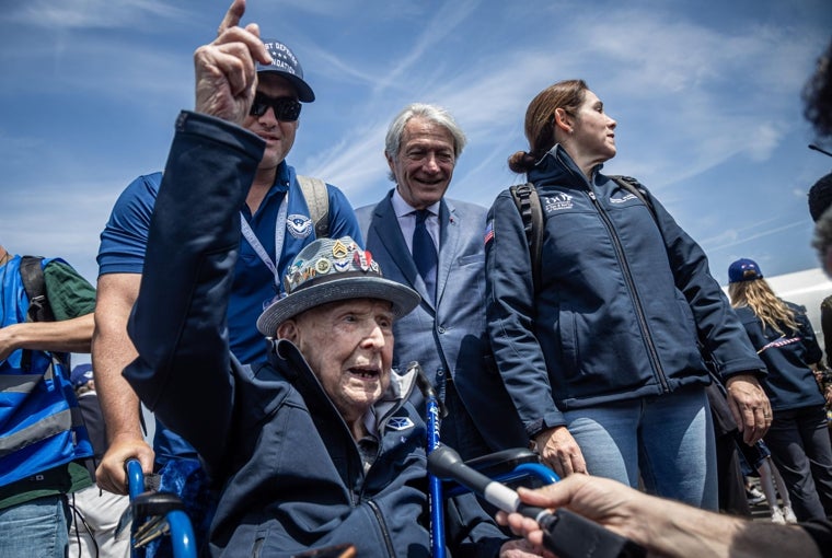 Jake Larson habla con los medios de comunicación cuando llega al aeropuerto de Deauville-Trouville