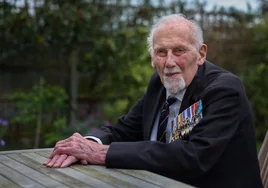 Cada vez menos veteranos del Día D: la historia de John Roberts, un héroe centenario