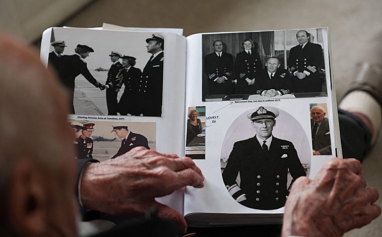 Imagen principal - John Roberts mira un álbum de fotografías de su servicio durante la Segunda Guerra Mundial