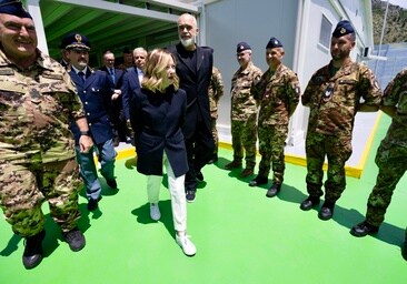 La oposición acusa a Meloni de crear en Albania un 'Guantánamo italiano' con inmigrantes irregulares
