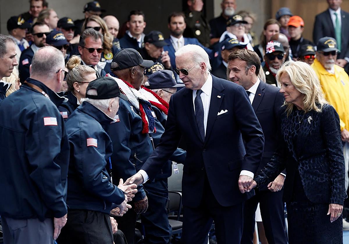 El presidente estadounidense Joe Biden, la primera dama Jill Biden y el presidente francés Emmanuel Macron asisten a una ceremonia para conmemorar el 80 aniversario del Día D