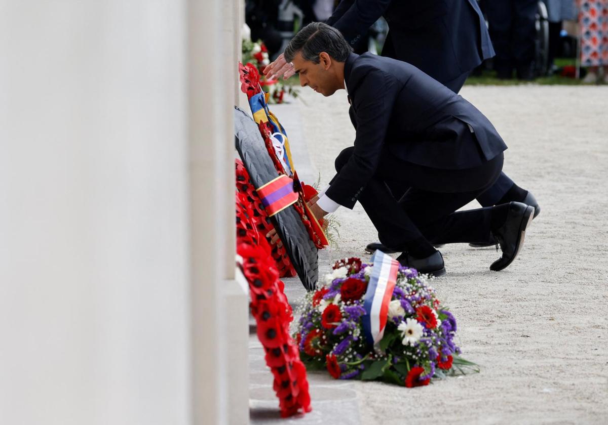 El primer ministro británico, Rishi Sunak, deposita una ofrenda floral