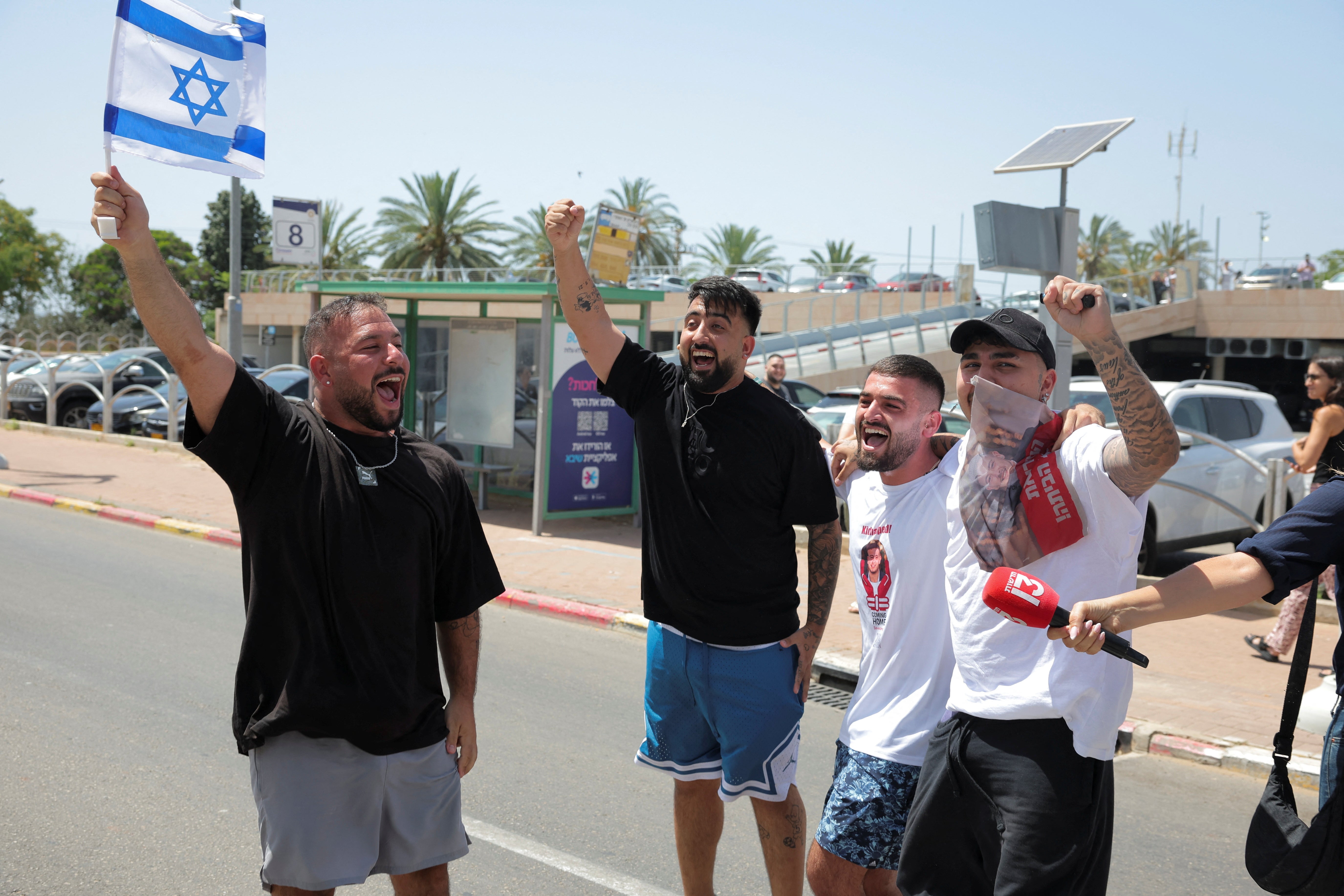 En las calles, la gente celebraba la liberación de los rehenes