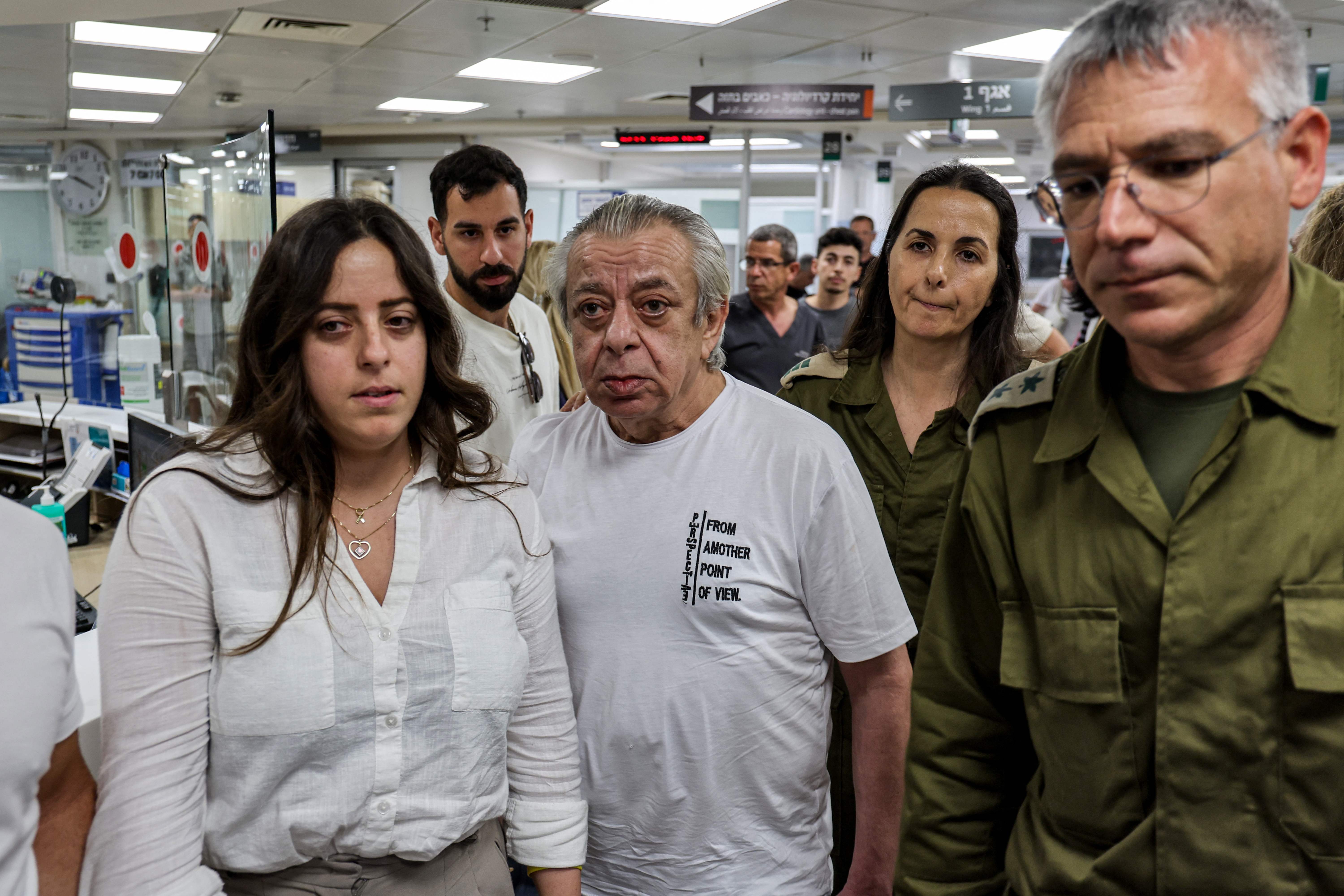 El padre de Shlomi, esperando encontrarse con su hijo en el centro médico Sheba de Tel-HaShomer