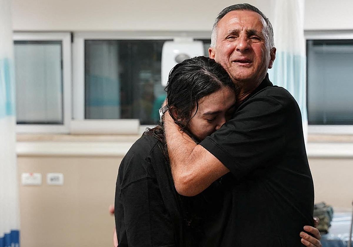 Noa Argamani se encuentra con su padre tras ser liberada