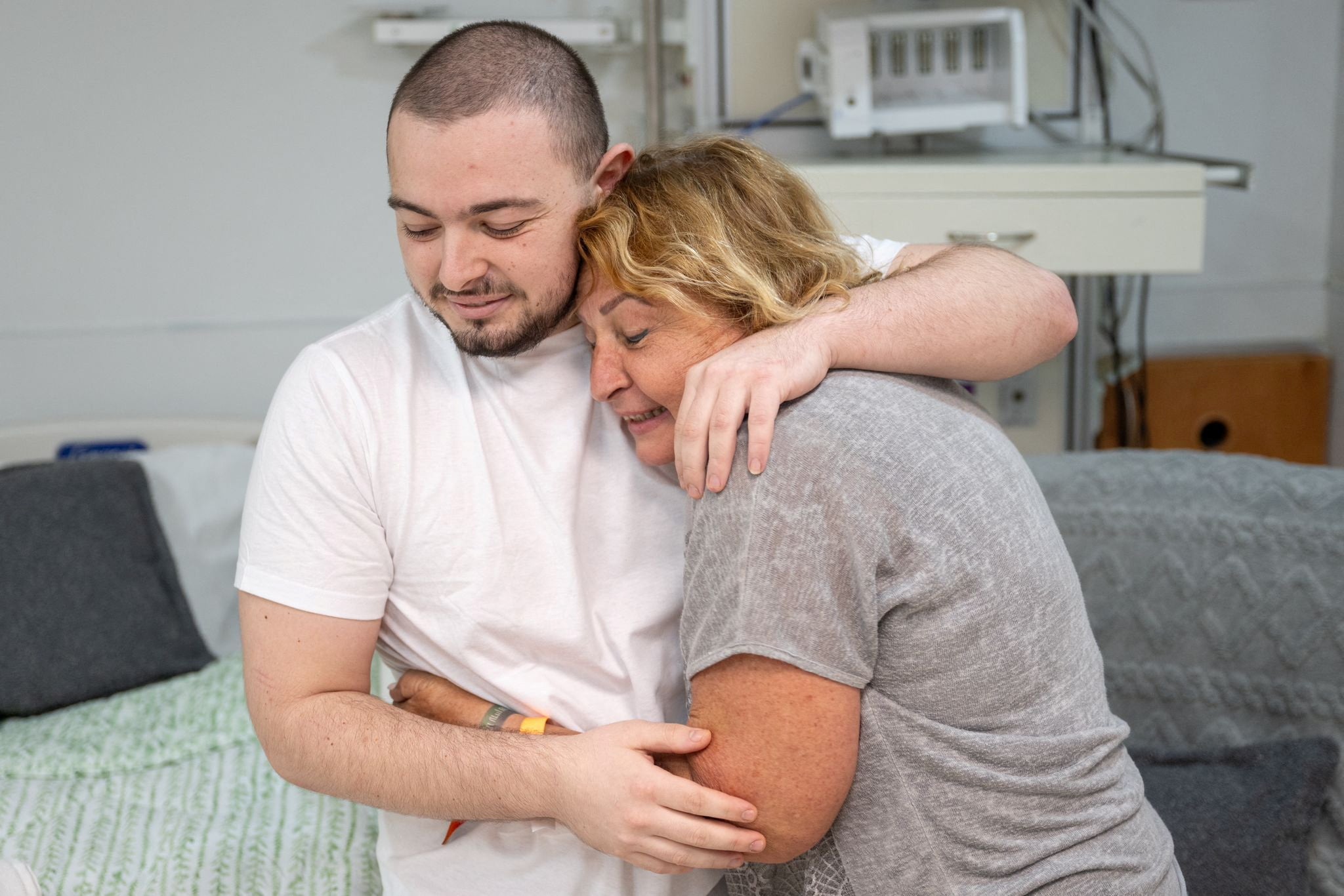Almog Meir se abraza con su madre, ambos emocionados tras el largo secuestro