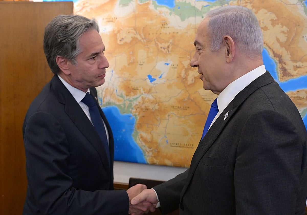 Blinken saluda a Netanyahu a su llegada a Israel en un nuevo viaje para relanzar las negociaciones