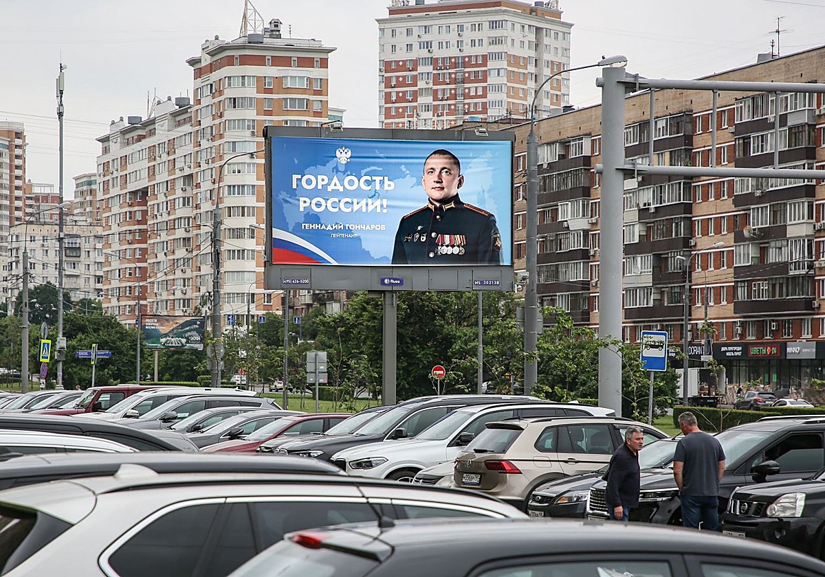 Cartel para promover el reclutamiento en el Ejército ruso en un aparcamiento de Moscú