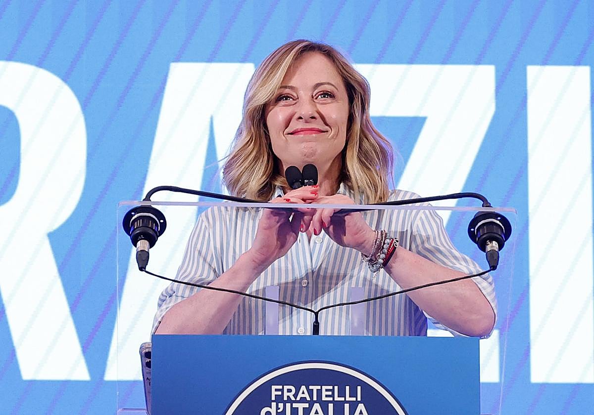 La primera ministra italiana, Giorgia meloni, en la sede de su partido: Hermanos de Italia