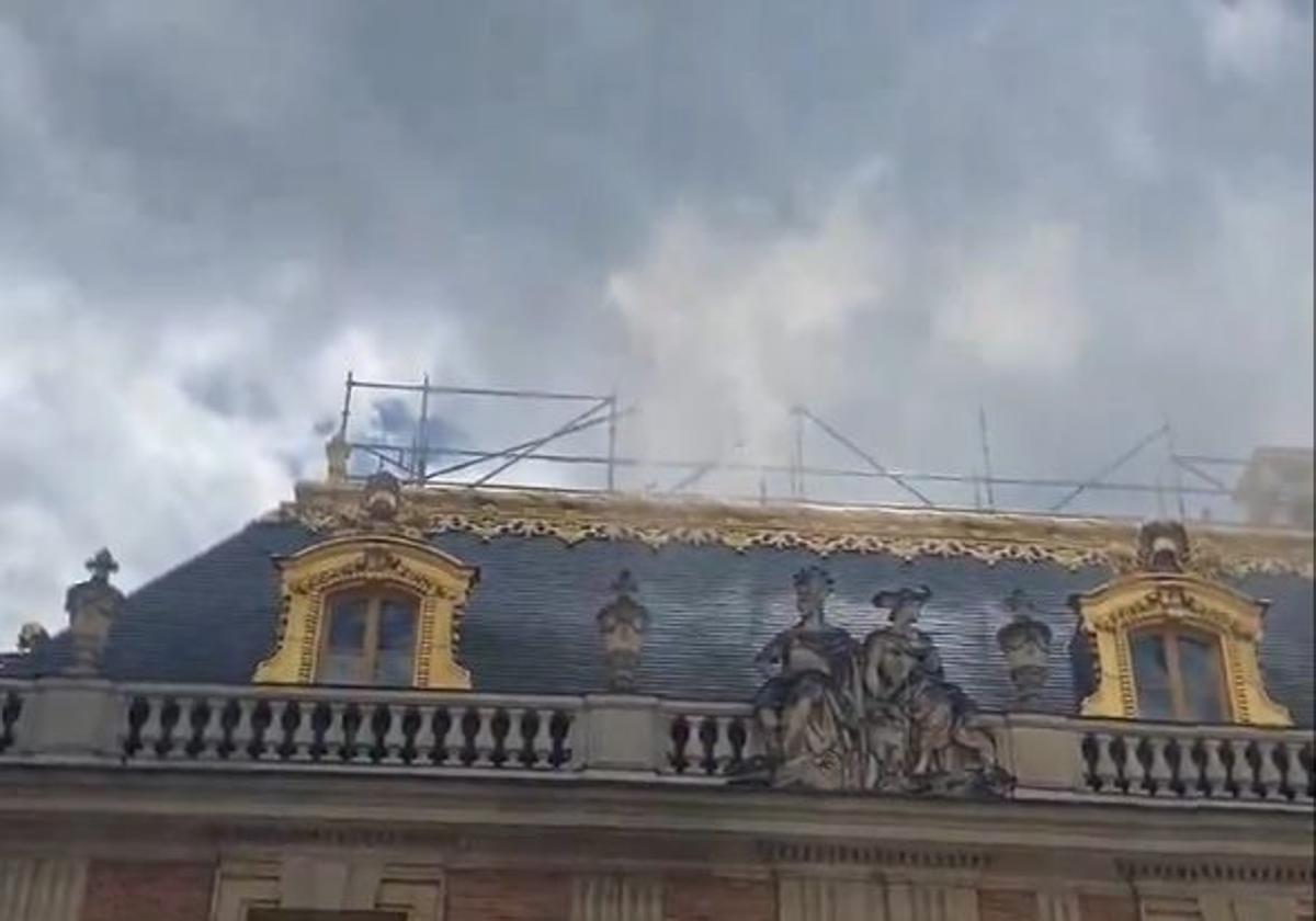 Imagen del humo saliendo del Palacio de Versalles.