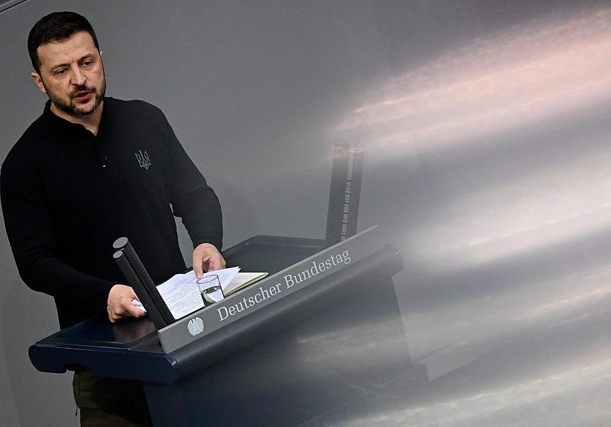 El presidente ucraniano, Volodimir Zelenski, se dirige a los delegados mientras pronuncia un discurso en el Bundestag (cámara baja del parlamento)