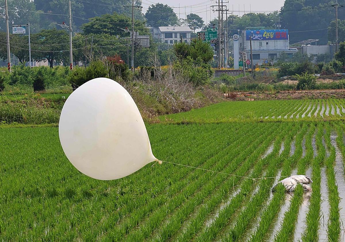 Uno de los globos lanzados por Corea del Norte al Sur.