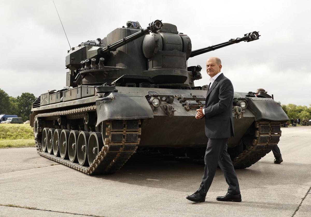 Olaf Scholz, canciller alemán, frente a un tanque Gepard en Holstein, Alemania, en agosto de 2022