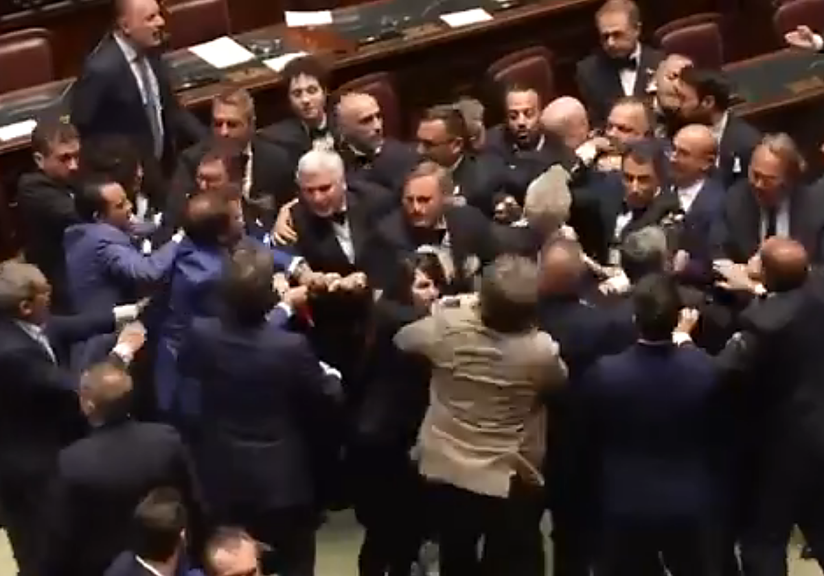 Momento de la agresión múltiple en el Parlamento Europeo