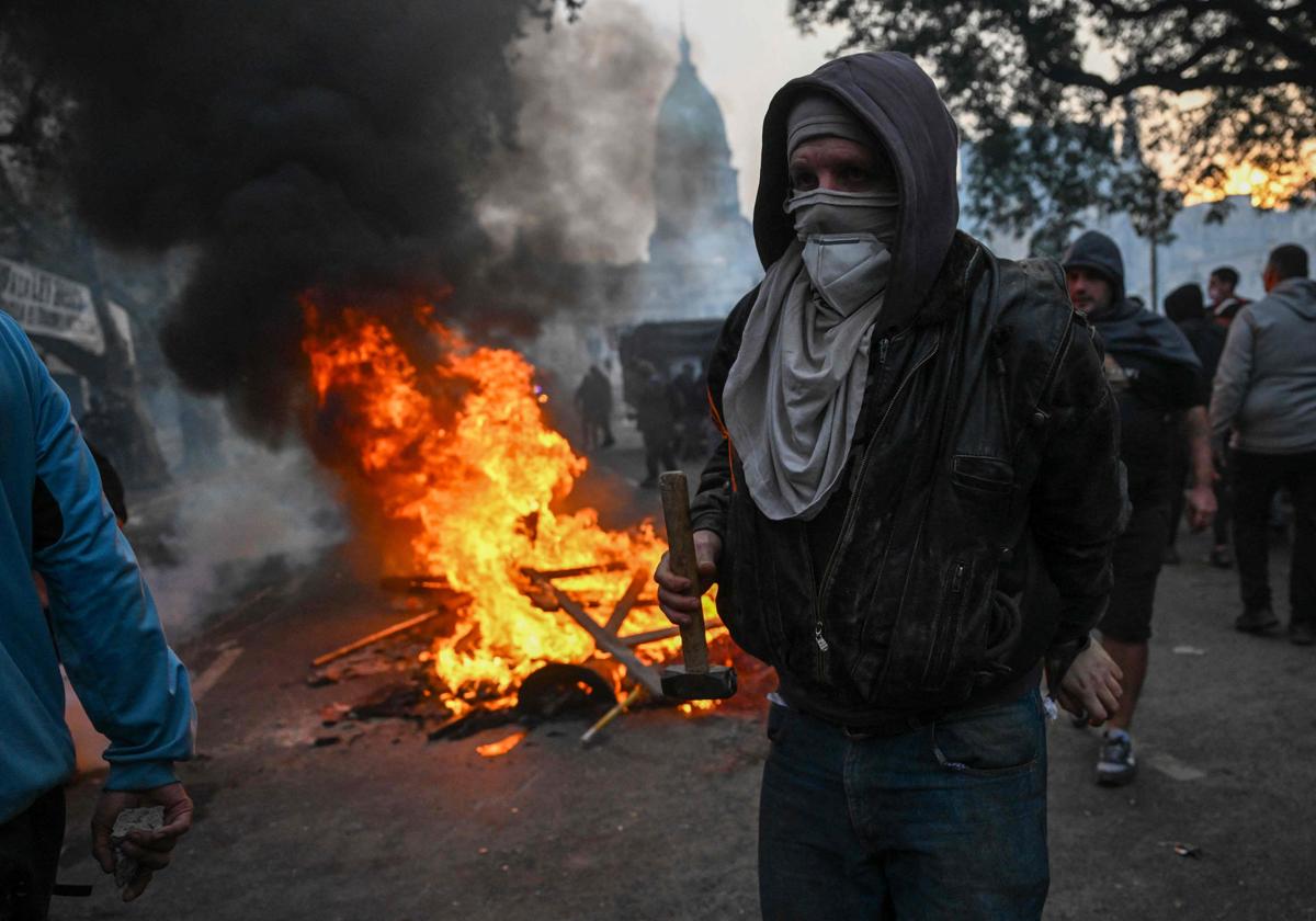 Manifestantes levantan barricadas frente al Congreso argentino