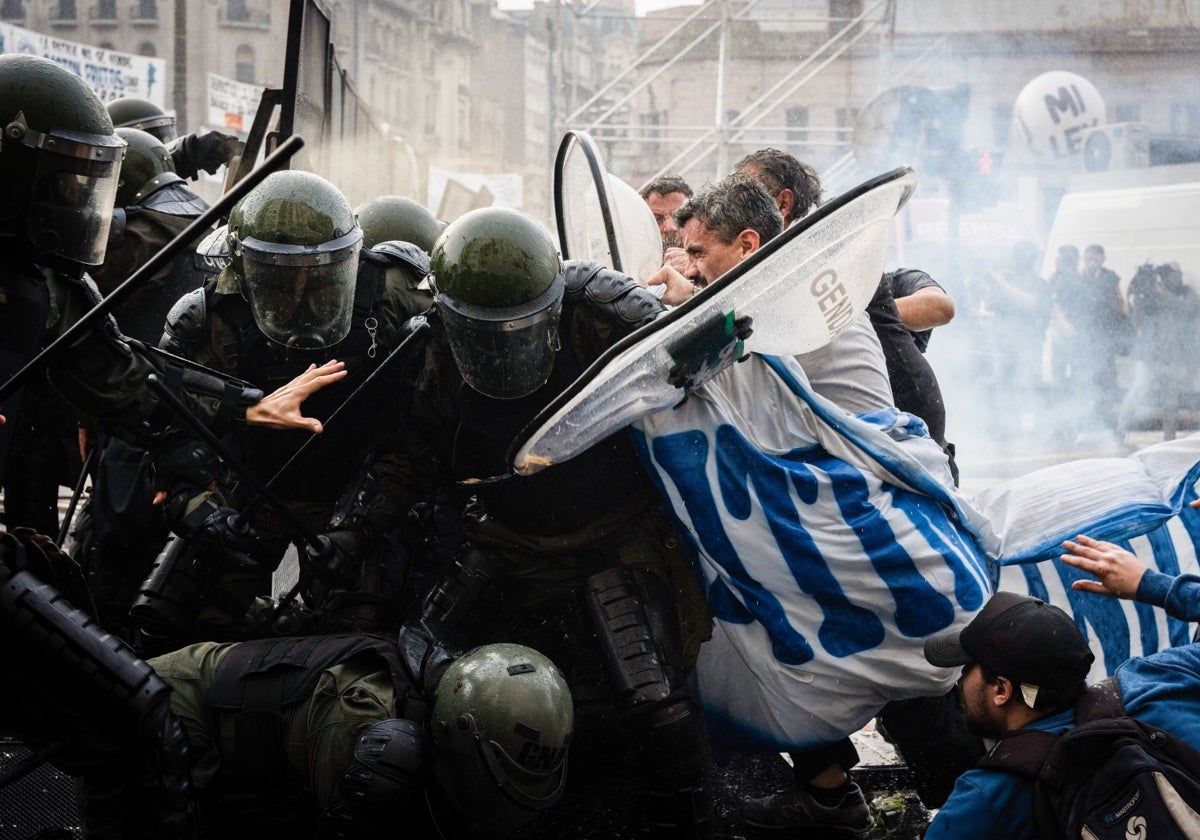 Manifestantes se enfrentan a la policía, cerca del Congreso en Buenos Aires