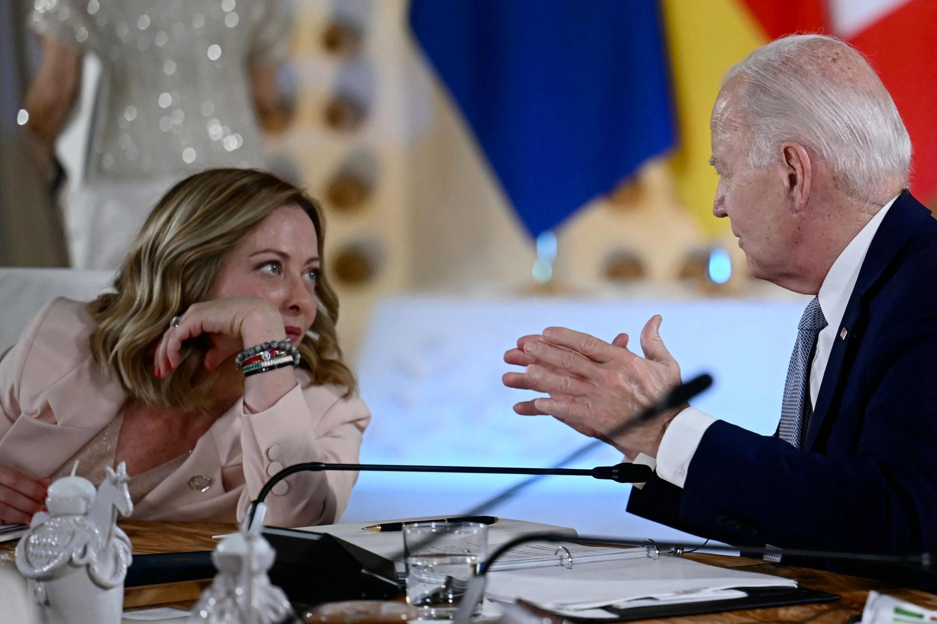 Meloni conversando con Joe Biden durante la cumbre