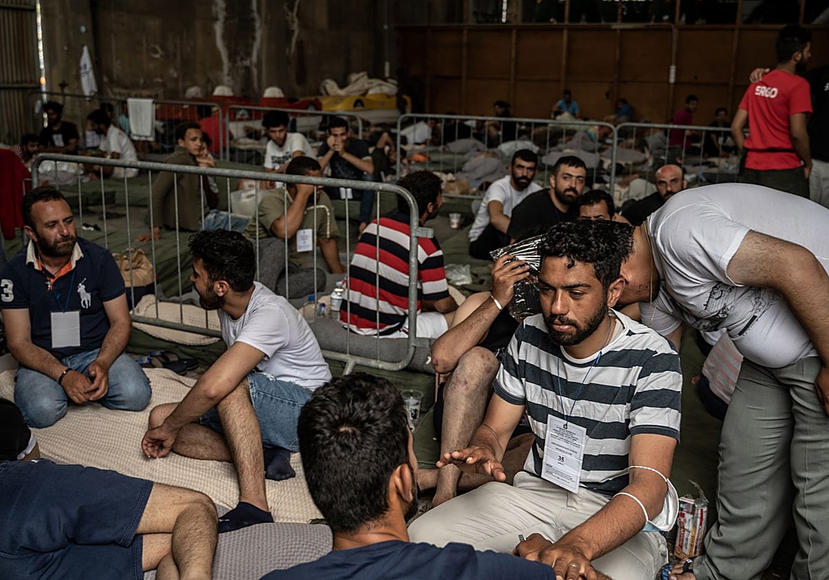 Algunos de los supervivientes del naufragio que se produjo hace un año en Pylos