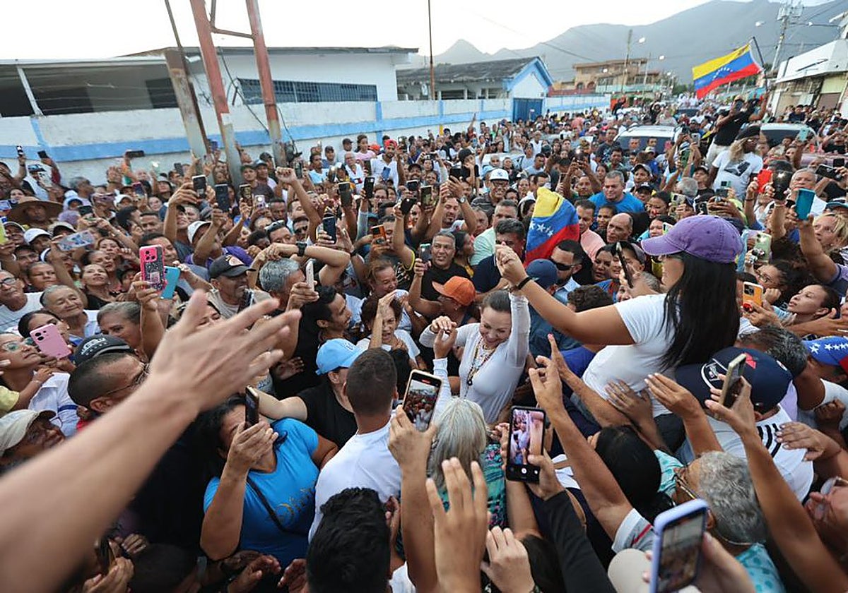 Maria Corina Machado, rodeada de simpatizantes este jueves en isla de Margarita