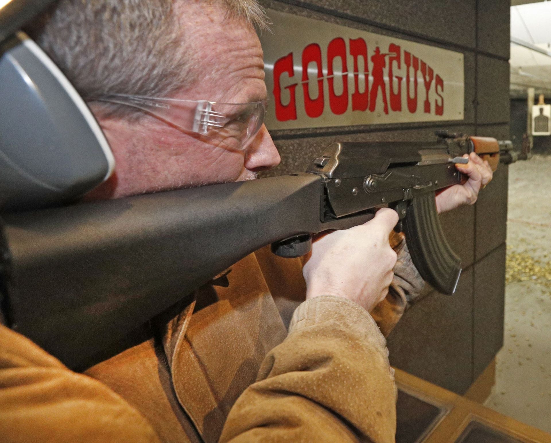 Un hombre dispara un rifle semiautomático con un «bump shock» instalado.