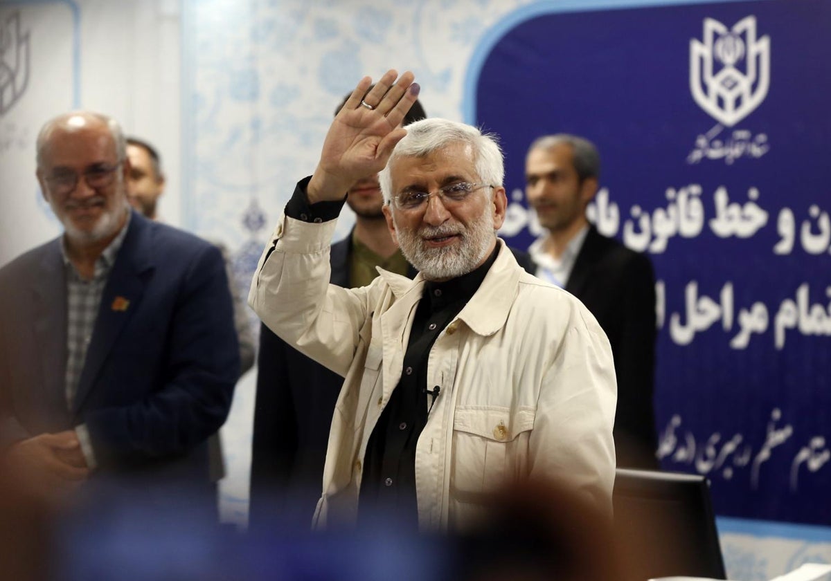 El negociador del programa nuclear iraní, Saeed Jalili, registra su candidatura a la presidencia de la república