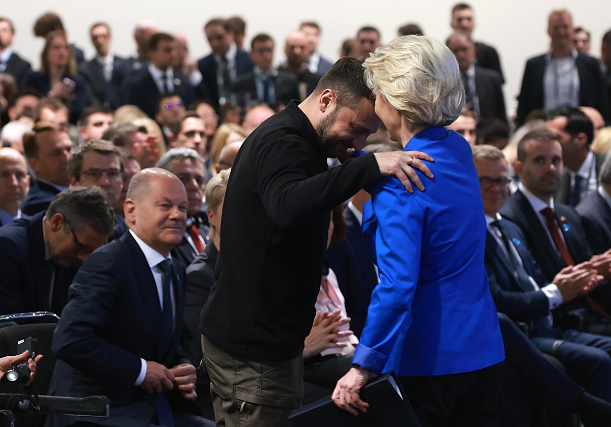 La presidenta de la Comisión Europea, Ursula von der Leyen (dcha.), con el presidente ucraniano, Volodímir Zelenski, en la Conferencia sobre la Recuperación de Ucrania celebrada esta semana en Berlín