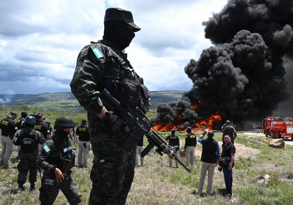 Miembros de la Policía Militar de Honduras, esta semana durante una intervención relacionada con el crimen contra la droga