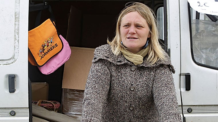 Una mujer, en su puesto en el mercadillo del pueblo