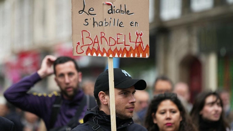Jordan Bardella fue objeto de las iras de los manifestantes en París