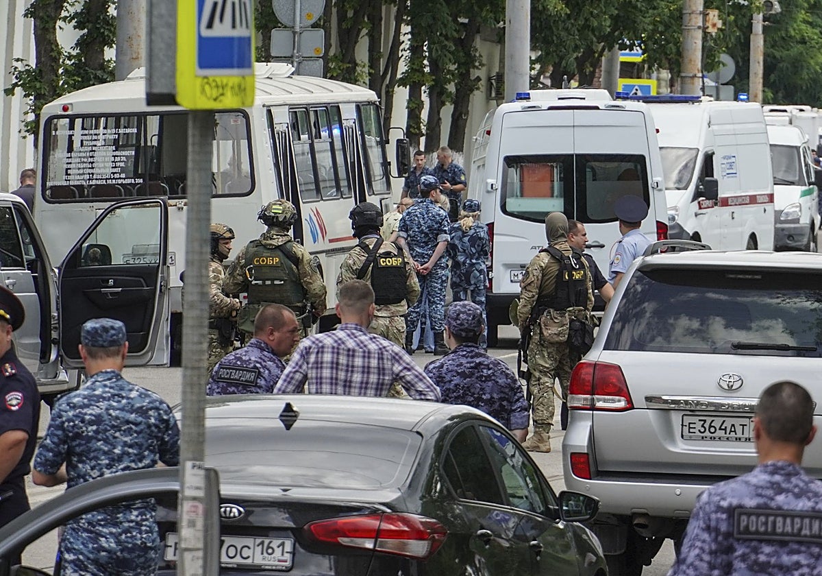 Policías y militares desplegados en los alrededores de la cárcel donde se han producido los hechos