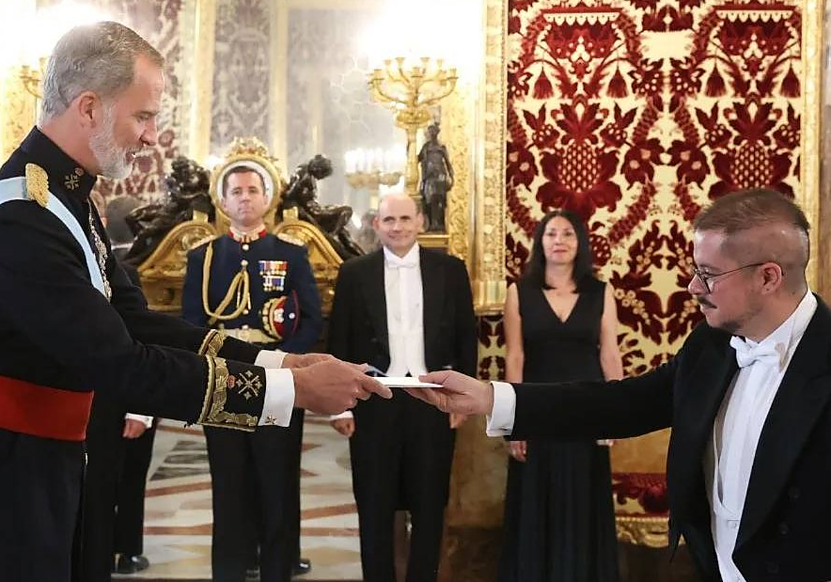 El embajador de Chile en España, Javier Velasco, entregando sus cartas al Rey Felipe VI