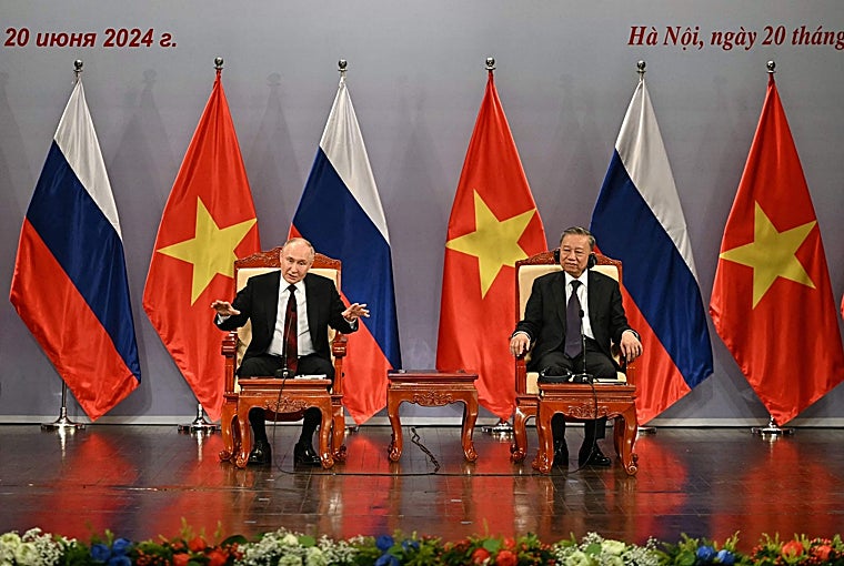 Vladimir Putin y el presidente de Vietnam, To Lam, participan en un evento al que asistieron la Asociación de Amistad de Vietnam y generaciones de exalumnos vietnamitas que estudiaron en Rusia, en la Ópera de Hanoi