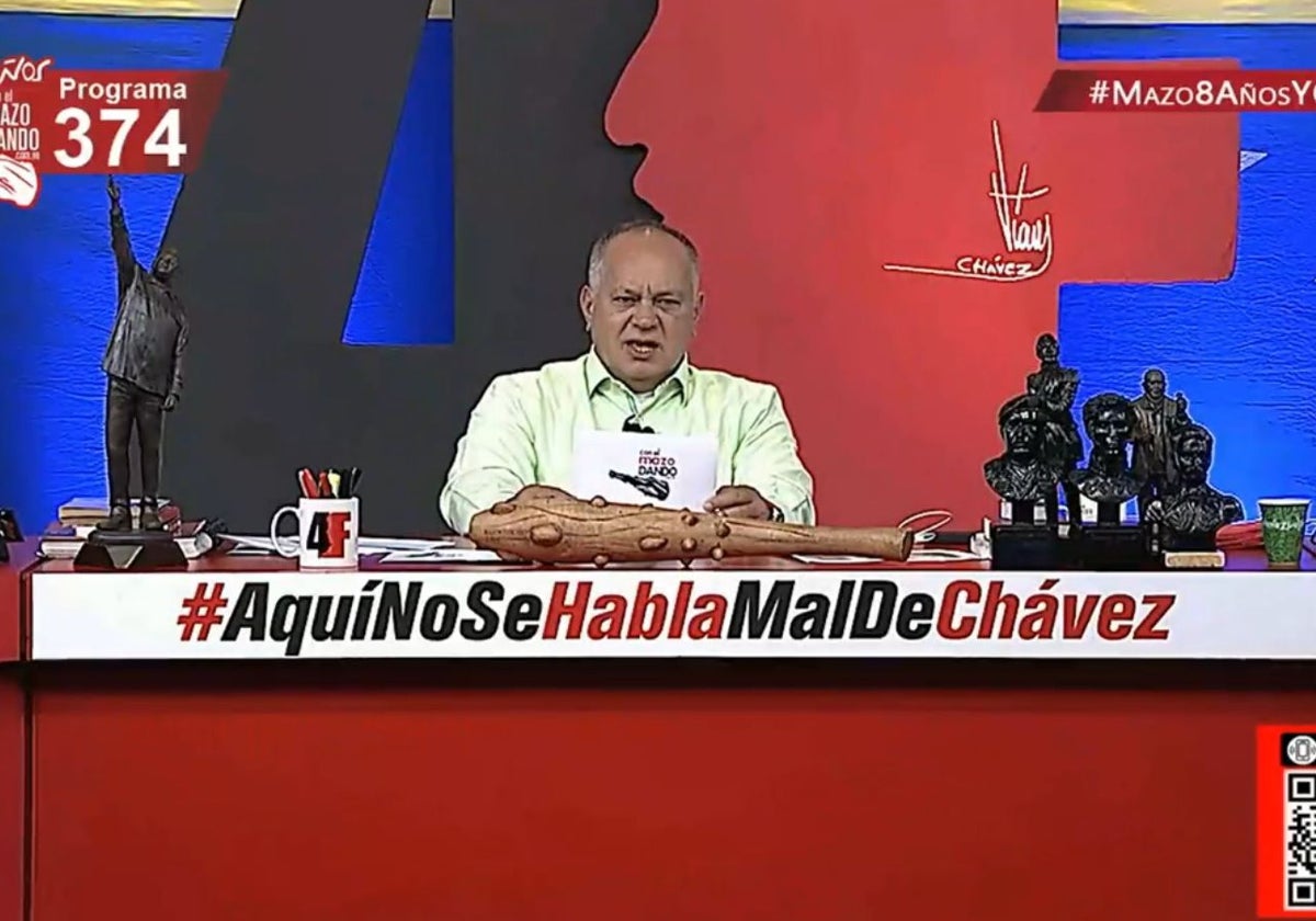Diosdado Cabello durante una emisión de su programa de televisión «Con el mazo dando'