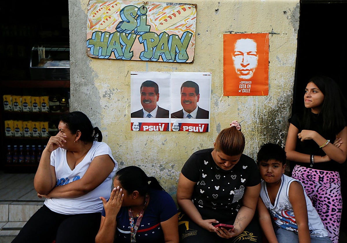 Personas asisten a una manifestación en apoyo al presidente de Venezuela , Maduro , en Caracas