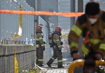 Mueren cerca de 20 personas por un incendio en una fábrica de baterías de litio en Corea del Sur