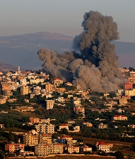 Imagen secundaria 2 - La frontera entre Líbano e Israel es uno de los puntos más tensos de la región, con intercambio constante de misiles y cohetes. Abajo, clérigos de Hizbolá rezan por la muerte de uno de sus miembros 