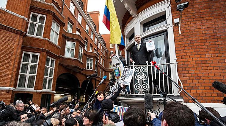 El fundador de WikiLeaks, Julian Assange (C), se dirige a los medios y a sus seguidores desde el balcón de la embajada de Ecuador en el centro de Londres, el 5 de febrero de 2016