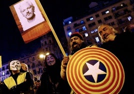 Cuando Assange apoyó el secesionismo en Cataluña: predijo una limpieza étnica y una guerra civil