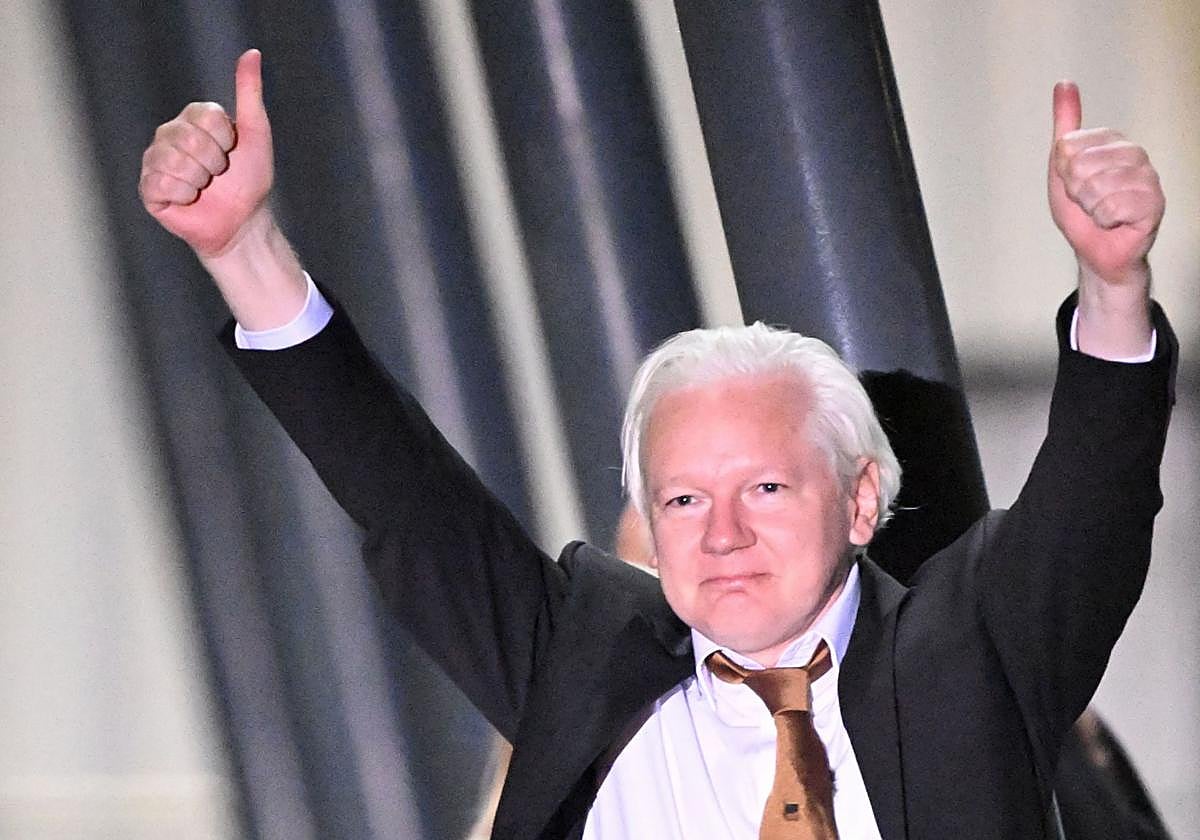 Julian Assange, a su llegada a Camberra tras quedar en libertad