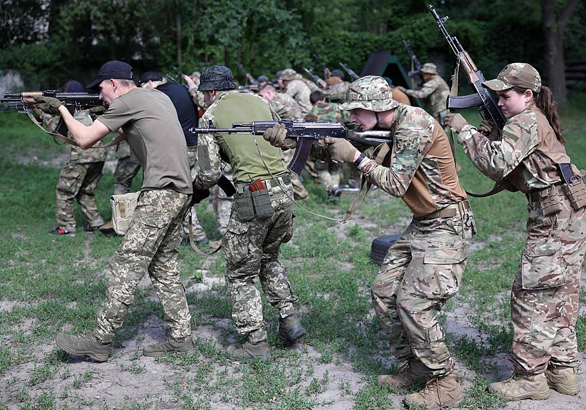 Los reclutas de la 3.ª Brigada Separada de Asalto participan en un entrenamiento militar en una de las bases de entrenamiento de Kiev