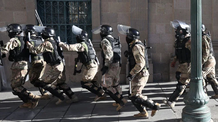 Un grupo de militares ingresa en la sede del gobierno de Bolivia