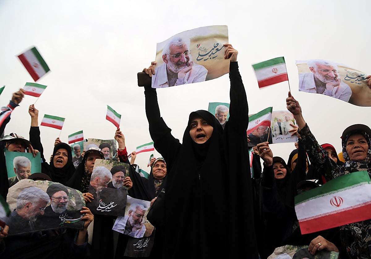 Seguidores del candidato presidencial iraní de línea dura Saeed Jalili animan durante una campaña electoral en Teherán