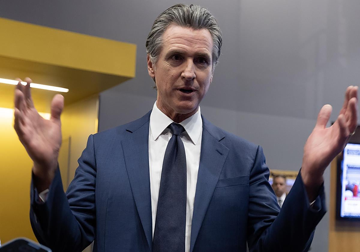 Gavin Newsom, gobernador de California, habla con la prensa en el estadio McCamish Pavilion de Atlanta