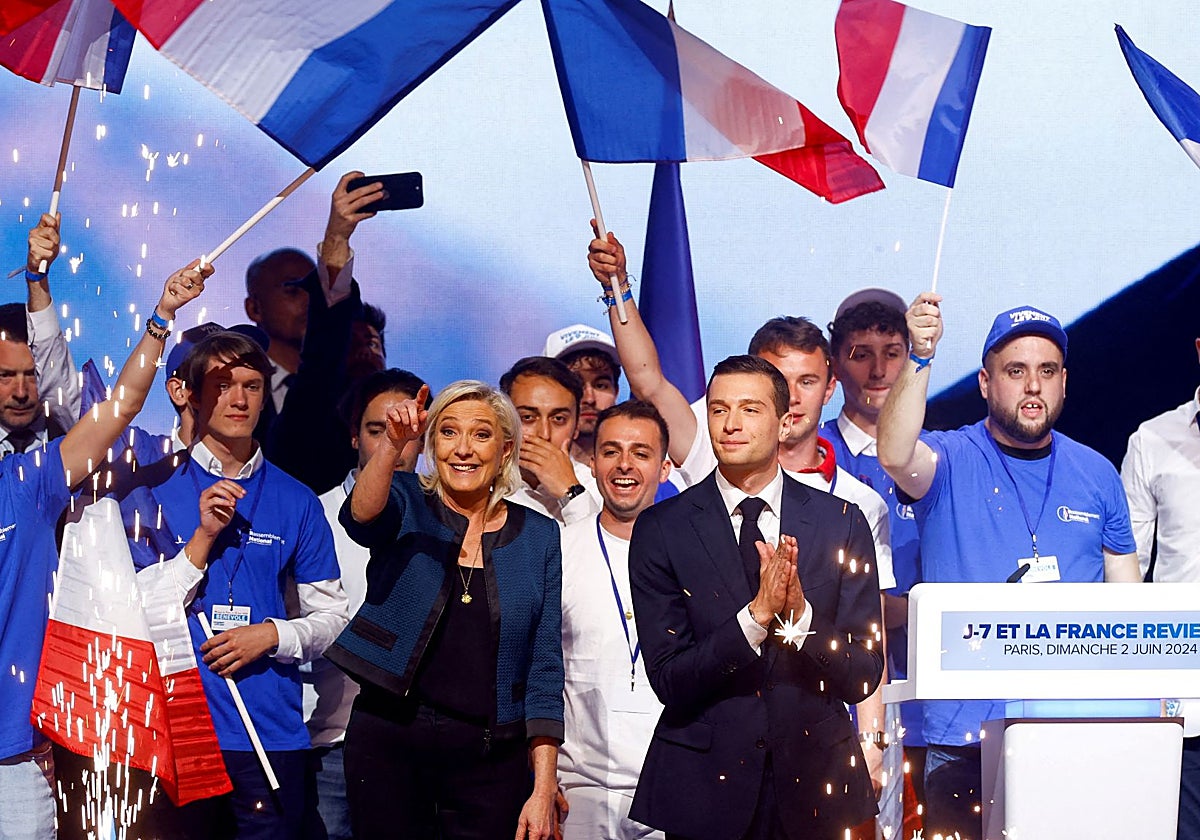 Marine Le Pen y Jordan Bardella, durante un acto de campaña para las elecciones europeas