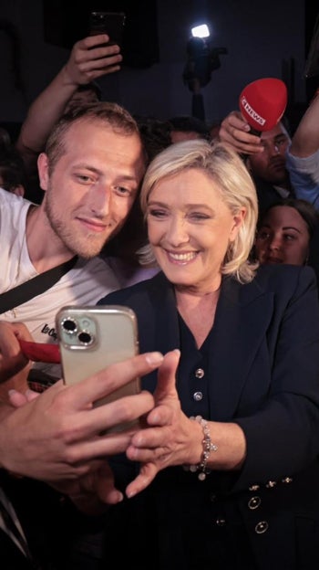 Le Pen haciéndose un selfi con un simpatizante