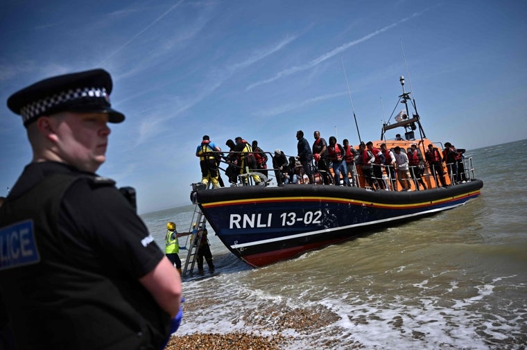 Un policía británico hace guardia en la playa de Dungeness, en la costa sureste de Inglaterra