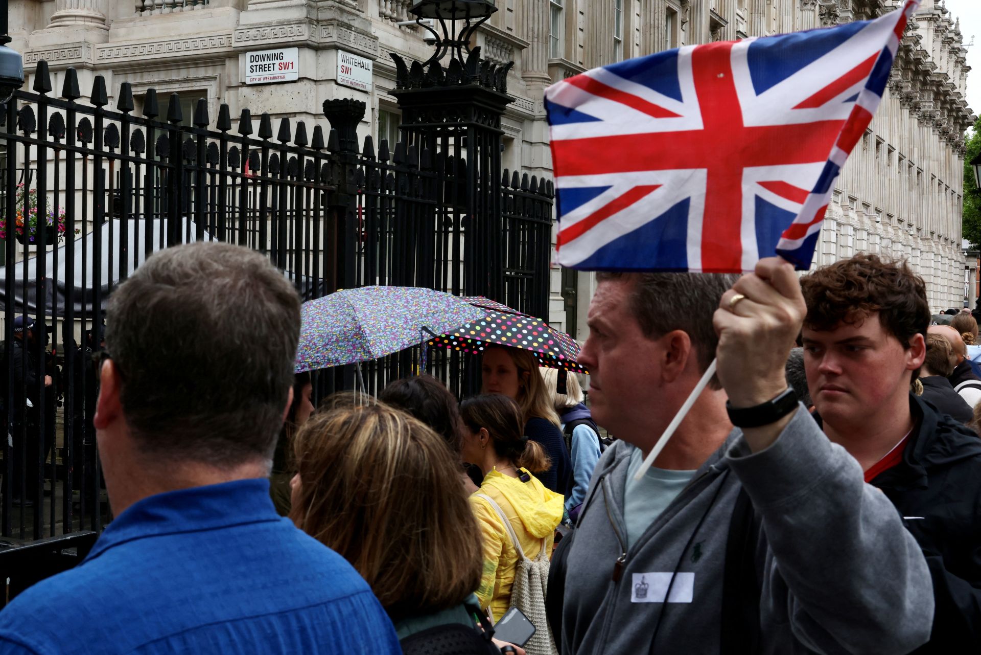 Turistas visitan Downing Street durante las votaciones.