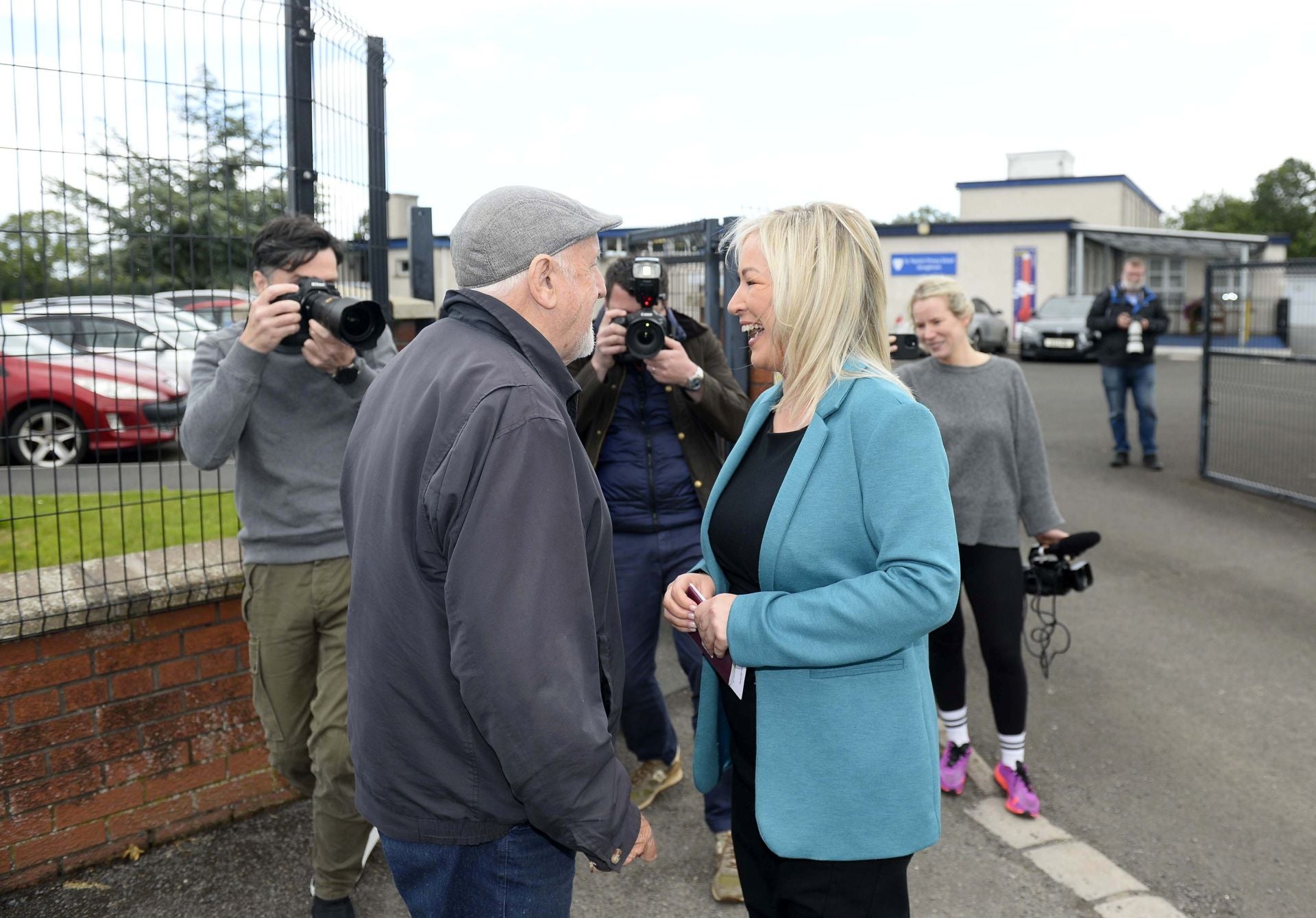 Michelle O'Neill, primera ministra de Irlanda del Norte, habla con un votante.